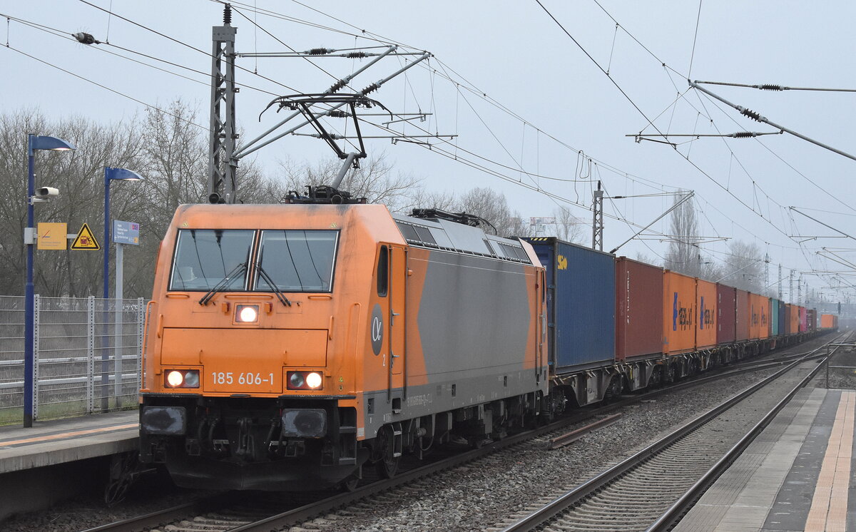 Railtraxx NV, Borgerhout [B]  mit der Alpha Trains Lok  185 606-1  [NVR-Nummer: 91 80 6185 606-1 D-ATLU] und einem Containerzug am 25.01.23 Durchfahrt Bahnhof Berlin Hohenschönhausen.
