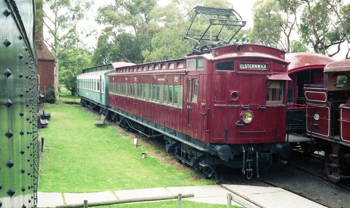 Railway Museum, Newport (Williamstown)__8M : ein seltenes Exemplar der 'Swing Door-type'  elektrischen Vorort-Züge Melbournes. Ursprünglich 1888 als '9 ADAD', einem 1. Klasse Vorortzug-Wagen, geliefert, umgebaut 1909 und um 3,60 Meter verlängert. Nochmals umgebaut 1923 um die General Electric Motoren und Antriebssteuerung aufzunehmen. 8M wurde 1967, nach beinahe 80 Dienstjahren (!) aus dem Betrieb genommen. [Quelle: Newport Railway Museum]__22-01-1989