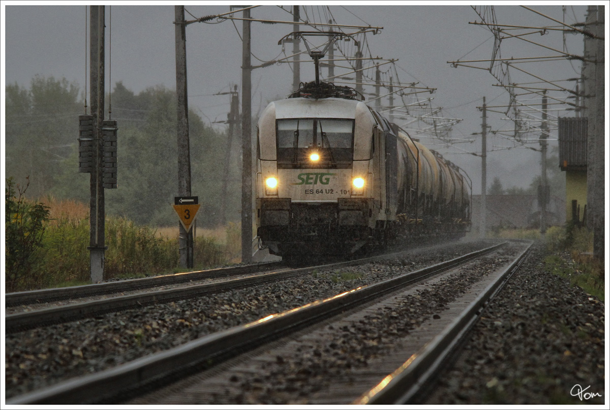Raindrops keep falling on my head - Im strmenden Regen, ziehen SETG ES 64 U2 101 und MGW 183 500 den Tauernumleitungszug  SLGAG 47889 durch das Aichfeld.
Zeltweg 13.8.2013
