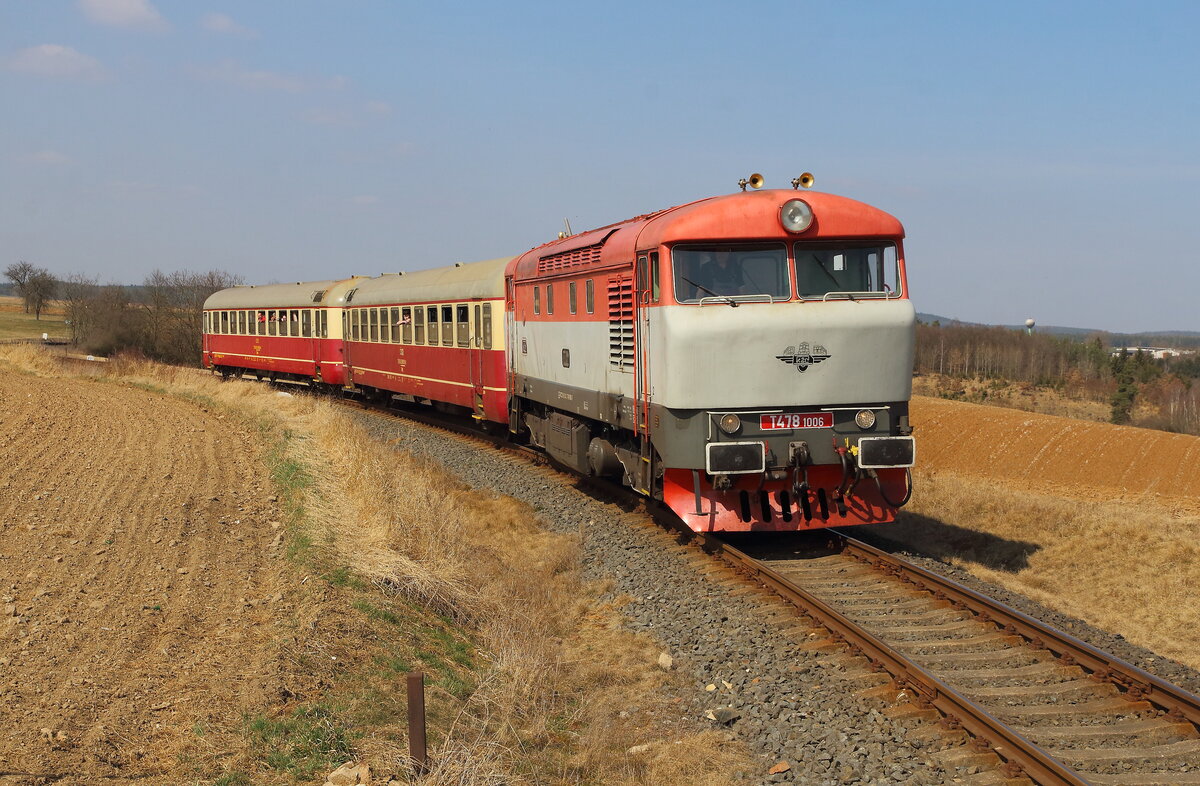 Rakovnicky rychlik mit 749 006 der KZC auf dem Weg nach Kralovice hier aufgnommen vor Kozlany am 26.03.2022