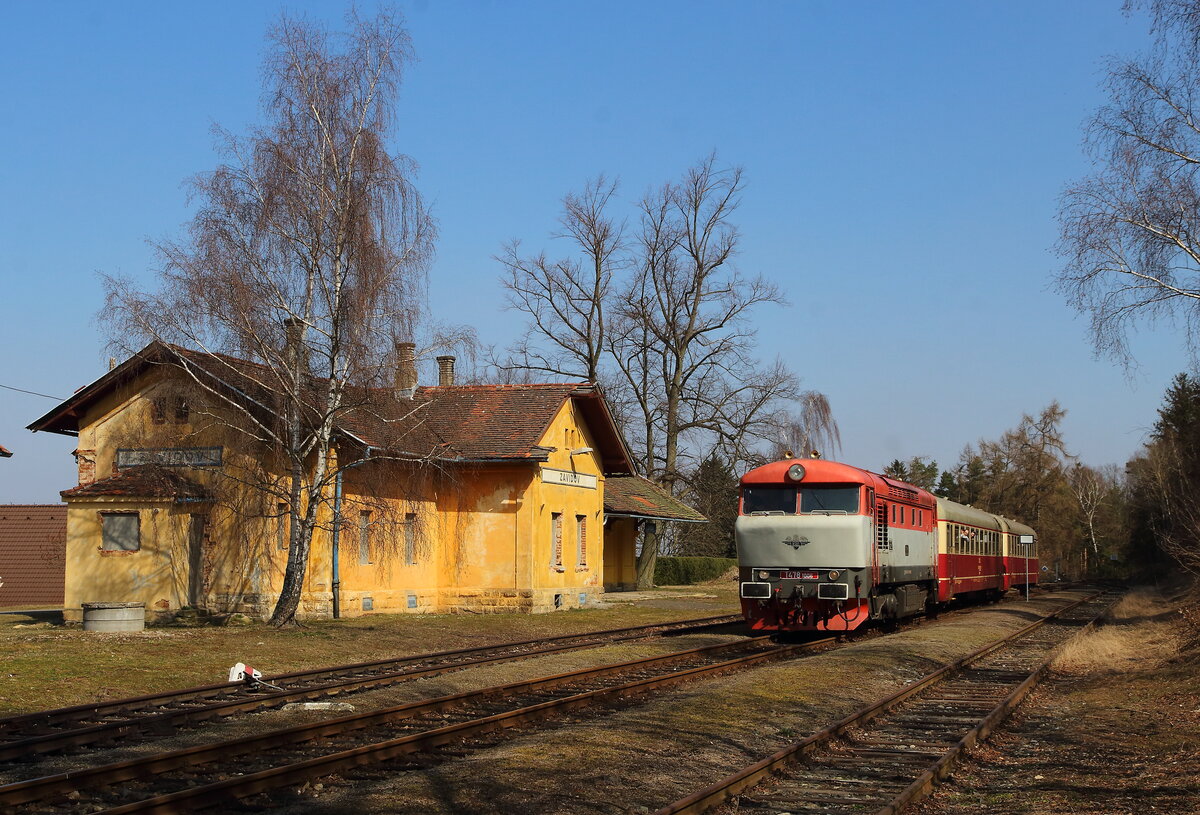 Rakovnicky rychlik in Zavidov mit 749 006 der KZC bei der ersten Fahrt bis Kralovice am 26.3.2022