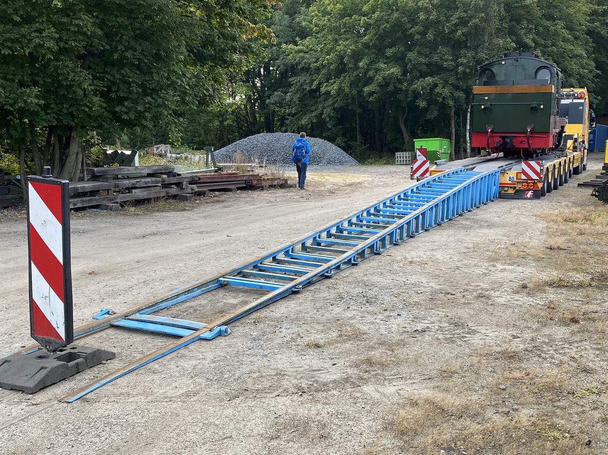 Rampe für Auf- bzw Abfahrten der Lokomotiven der RüBB an Schwerlasttransport der Pressnitztalbahn gesehen am 24. September 2020.