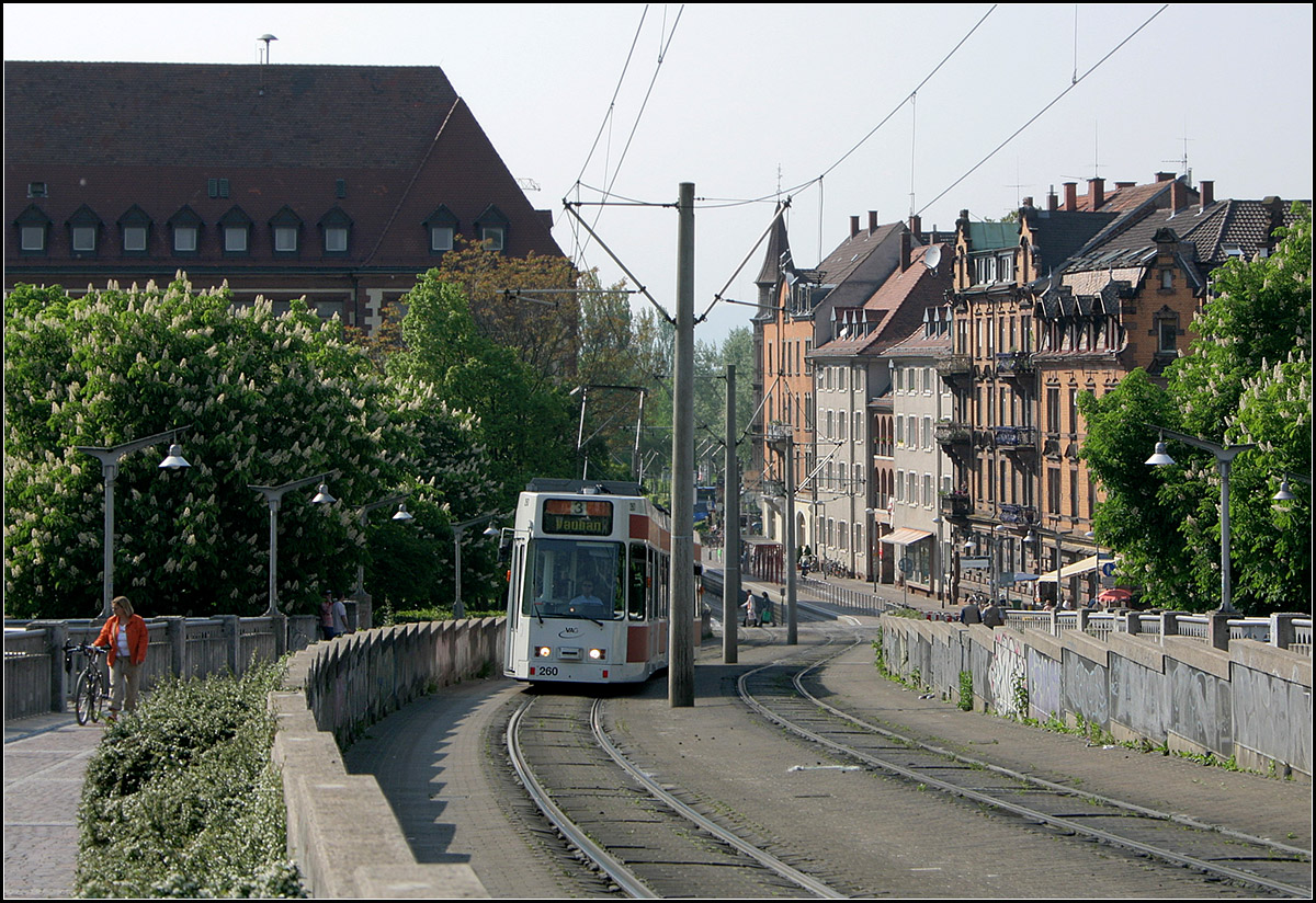 Rampe zur Haltestelle Hauptbahnhof -

Die westliche Stadtbahnrampe am Freiburger Hauptbahnhof auf Stühlinger Seite. Die Kurve wurde angelegt um mit der Brücke Abstand zur Bebauung recht außerhalb des Bildes zu bekommen. Neben Tunnel-Alternativen wurde ursprünglich auch an eine längere Hochstrecke gedacht, die am hinteren Ende der rechten Häuserzeile auch noch eine Hauptstraße mit überbrückt hätte. Nachdem der Freiburger Gemeinderat die Nürnberger Hochbahnstrecke besichtigt hatte, rückte man von dieser Planung wieder ab. Die Brücke wird auch rege von Fußgängern und Radfahren benutzt. 

11.05.2006 (M)