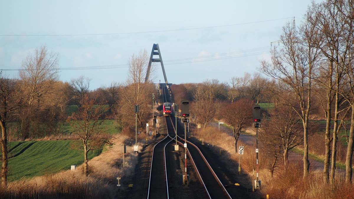  Rampensau . 

648 351 (Lint 41) ist hier als RB 21731 auf dem Weg von Burg(Fehmarn) nach Lübeck Hbf. Zur Zeit der Aufnahme war er auf der landseitigen, eingleisigen Rampe von der Fehmarnsundbrücke kommend unterwegs.

Großenbrode, der 18.03.2017