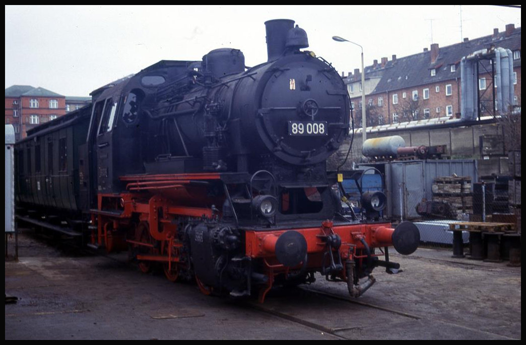 Rangier Dampflok 89003 im BW Schwerin am 5.12.1993.