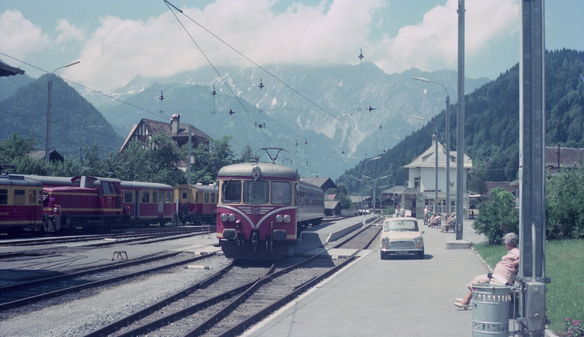 Rangierarbeit im Bf Schruns am 04.07.1974. ET10 103 der Montafonerbahn schiebt den Kurswagen Schruns - Dortmund zum Bahnsteig. Links erkennt man Lok V10 021. Scanbild 90197, KodacolorII.