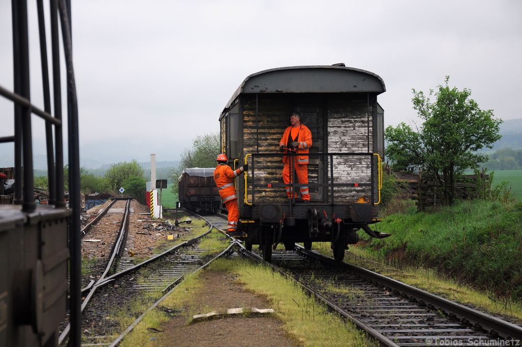Rangierarbeiten am 03.05.2013 bei Neumetely. Die beiden Rangierer lassen ihren Güterzugbegleitwagen auf freier Strecke auf die Wagen auflaufen, bevor die Diesellok auf den Zug fahren kann. in Tschechien ist es kein Problem zwischen den Gleisen unherzulaufen.