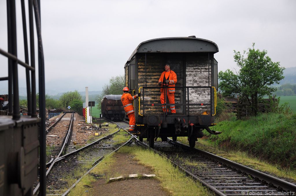 Rangierarbeiten am 03.05.2013 bei Neumetely. Die beiden Rangierer lassen ihren Güterzugbegleitwagen auf freier Strecke auf die Wagen auflaufen, bevor die Diesellok auf den Zug fahren kann. in Tschechien ist es kein Problem zwischen den Gleisen unherzulaufen.
