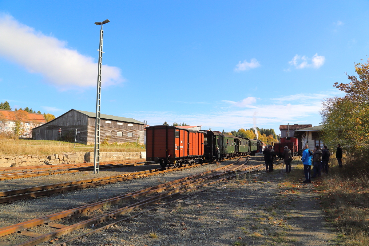 Rangierarbeiten am 20.10.2018 im Bahnhof Benneckenstein (Bild 4): Soeben hat 99 234 einen der beiden Güterwagen aus dem Sonder-PmG der IG HSB auf`s Abstellgleis rangiert und schiebt den Zug nun wieder zum Ankuppeln an den  zwischengeparkten  gedeckten Güterwagen heran, welcher dann noch bis Alexisbad mitlaufen wird.