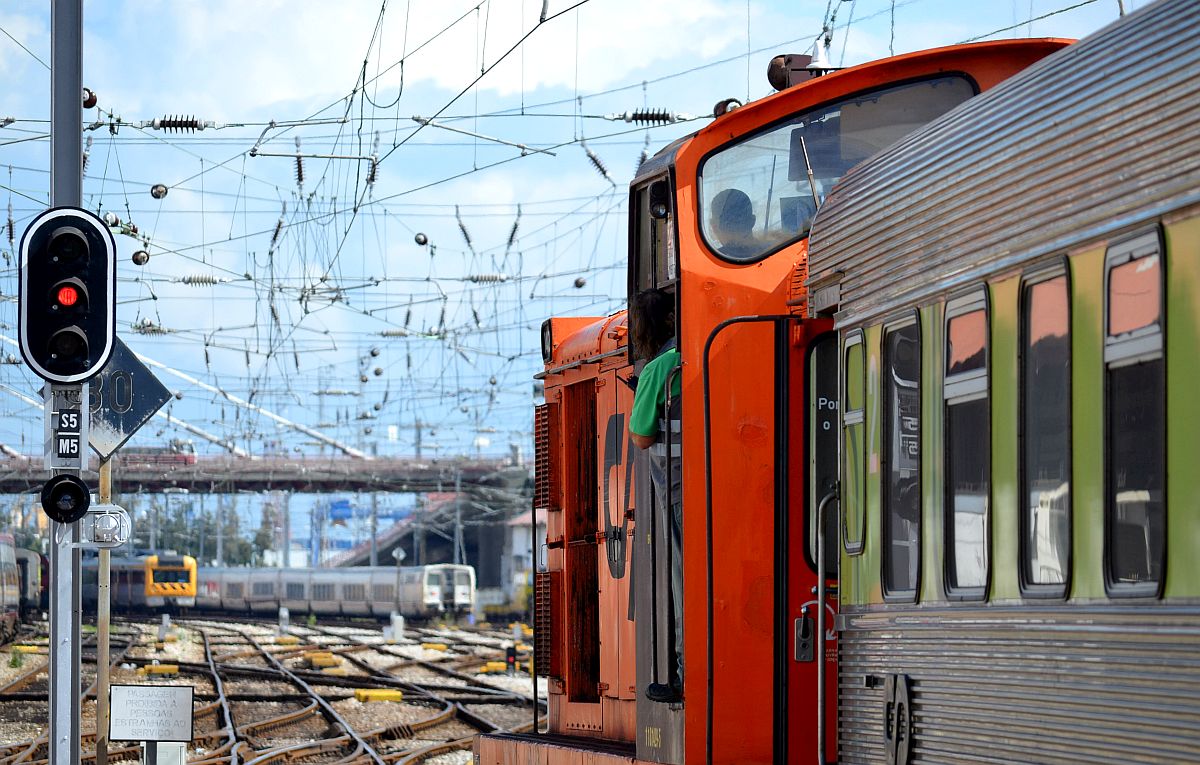 Rangierarbeiten im Bahnhofsvorfeld von  Santa Apolónia  in Lissabon. 20.9.2014