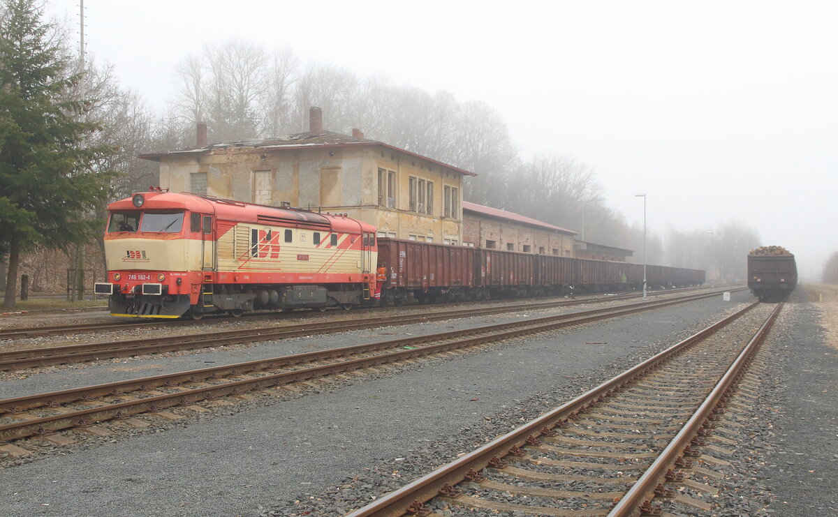 Rangierarbeiten mit der IDS 749 162 bei dichtem Nebel in Asch am 27.02.2024 Hier werden immer mal wieder ganze Holzzüge beladen und dann in Richtung Slowakei gefahren. 