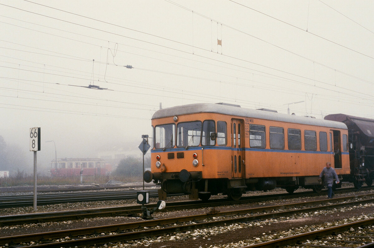 Rangierarbeiten im Nebel (02.11.1984): Fuchs T 05 der WEG-Nebenbahn Amstetten-Gerstetten auf dem Areal des DB-Bahnhofs Amstetten bei seinen werktäglichen Verschubarbeiten. Neben dem Schienenbus etwas weiter entfernt befindet sich die WEG-Nebenbahn Amstetten-Laichingen (1000 mm Spurweite). Dort war schon sehr lange T 33 (Wismar) abgestellt gewesen. Er stammte ursprünglich von der Kleinbahn Bremen-Tarmstedt und war schon 1934 gebaut worden. Später erhielt in Stuttgart-Möhringen einen zweckmäßigeren Aufbau. 