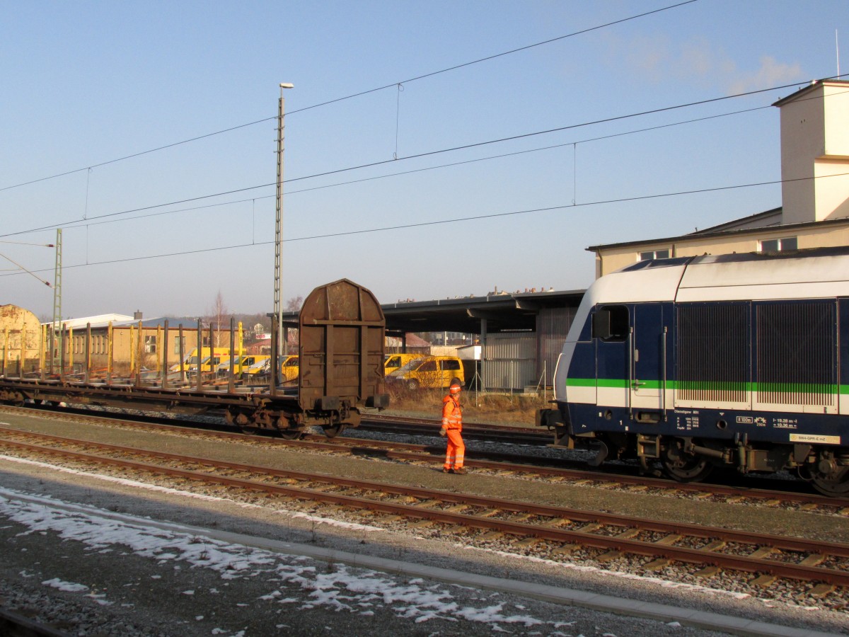 Rangierarbeiten in Plauen. Leerholzwaggons werden an Integro 223 152 unter Leitung am 15.02.2015 heran geschoben.