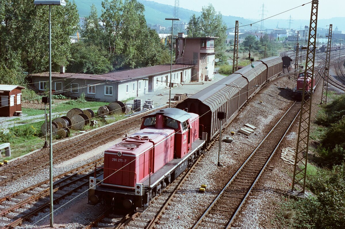 Rangierbahnhof Stuttgart Hafen: Eine Lok der DB-Baureihe 290 vor einem Zug in Richtung Stuttgart City. Am Rangierbahnhof der DB gab es eine Abzweigung zur Hafenbahn Stuttgart (1984)
