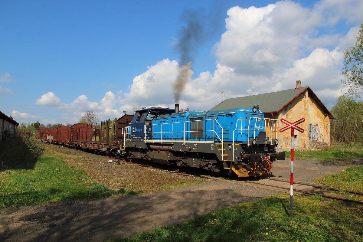 Rangieren des Leerholzzuges mit der 742 729 in Bochov am 09.05.2022