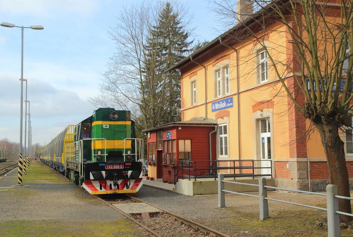 Rangieren ein paar der Innofreight Gigawoods ins Ladegleis in Minsek u Liberec. Mit der grünen 743 008 am 11.03.2024