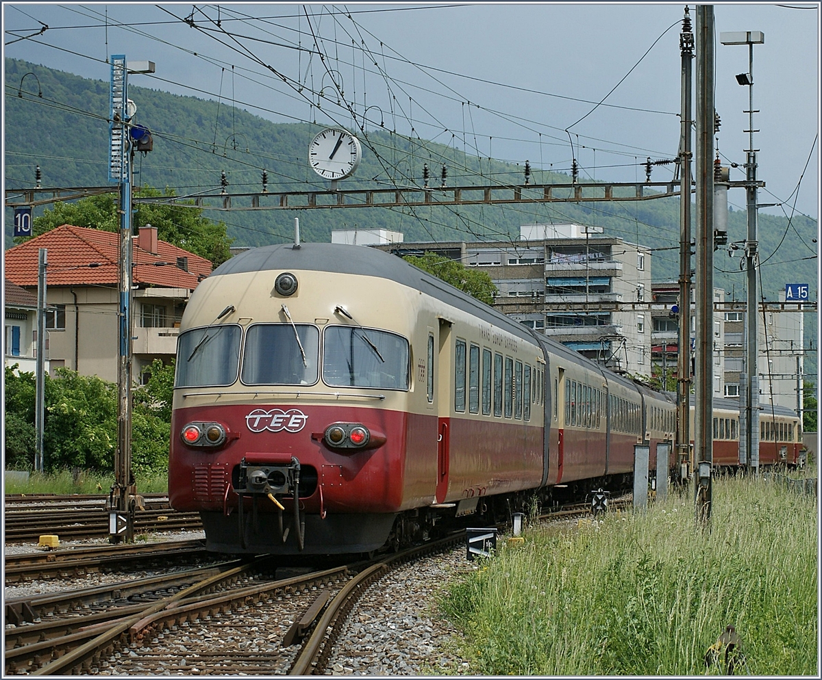  Rangieren gestattet  zeigt das Formsignal links um Bild und so kann de TEE RAe II 1053 von Gleis 3 auf ein anders Gleis umsetzen. 

8. Mai 2009