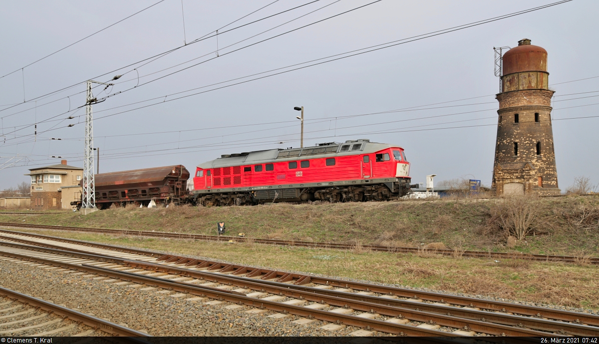 Rangieren mit der 232 908-4 in Teutschenthal

Auch während der ganzjährigen Vollsperrung zwischen Halle Rosengarten und Angersdorf bleibt die Anbindung des Schotterwerks im Bahnhof Teutschenthal von Bedeutung. Dreimal in der Woche wird dessen Anschluss mit einem Zug von Erfurt bedient.
An einem Freitagmorgen wartet die bereits vor Plan eingetroffene 232 908-4 mit einem Schüttgutwagen der Gattung  Tads-z <sup>958.2</sup>  auf dem Ablaufberg am alten Wasserturm.
Aufgenommen von der Reichsbahnstraße.

🧰 DB Cargo
🚩 Bahnstrecke Halle–Hann. Münden (KBS 590)
🕓 26.3.2021 | 7:42 Uhr