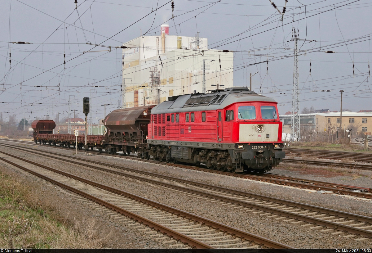 Rangieren mit der 232 908-4 in Teutschenthal

Nachdem der Schotterzug die Weiche von Gleis 4 befuhr, setzt er soeben auf Gleis 3 zurück. Von dort aus wird später die Abfahrt nach Erfurt starten.

🧰 DB Cargo
🚩 Bahnstrecke Halle–Hann. Münden (KBS 590)
🕓 26.3.2021 | 8:03 Uhr