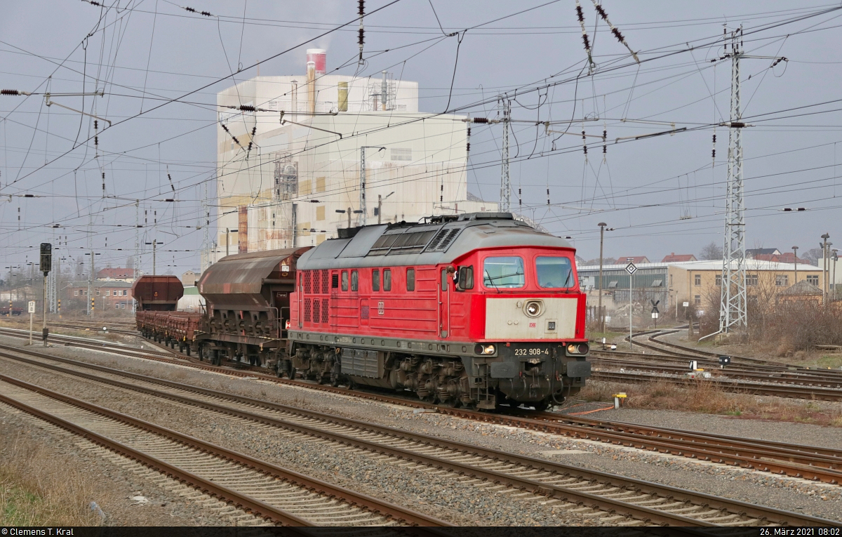 Rangieren mit der 232 908-4 in Teutschenthal

Um vom Anschlussgleis des Schotterwerks auf Gleis 3 des Bahnhofs zu gelangen, wo die Fahrt später starten wird, musste der Zug zunächst vom Ablaufberg auf Gleis 4 fahren. Jetzt kann er nach einem erneuten Fahrtrichtungswechsel die Weiche zu Gleis 3 nutzen.

🧰 DB Cargo
🚩 Bahnstrecke Halle–Hann. Münden (KBS 590)
🕓 26.3.2021 | 8:02 Uhr