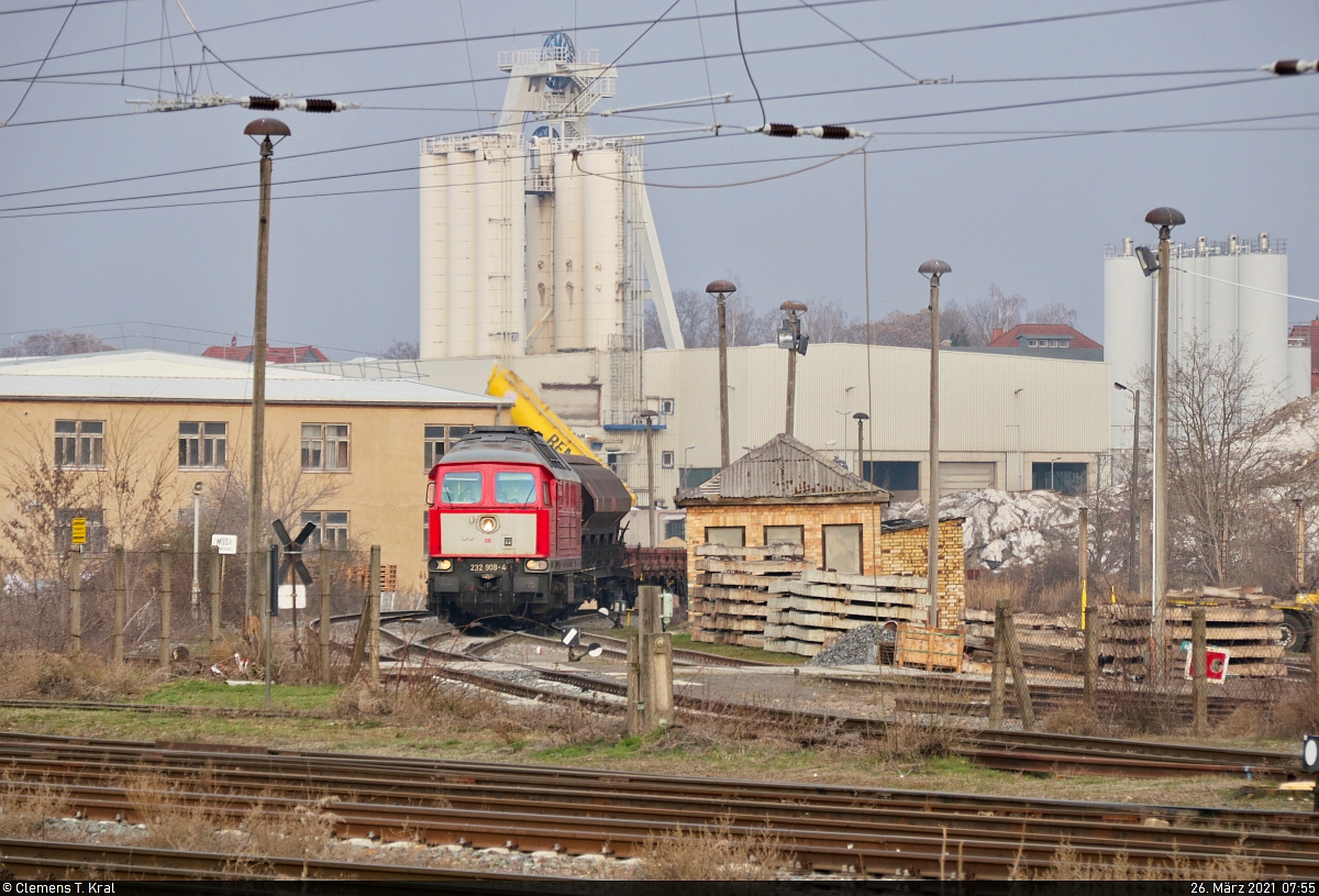 Rangieren mit der 232 908-4 in Teutschenthal

Zehn Minuten nach der Einfahrt in das Anschlussgleis des Schotterwerks werden vier Flachwagen und ein weiterer Schüttgutwagen abgeholt.
Im Hintergrund ist die Schachtförderanlage des berühmt-berüchtigten Versatzbergwerks der GTS Grube Teutschenthal Sicherungs-GmbH & Co. KG zu erkennen.
Aufgenommen von der Reichsbahnstraße.

🧰 DB Cargo
🚩 Bahnstrecke Halle–Hann. Münden (KBS 590)
🕓 26.3.2021 | 7:55 Uhr