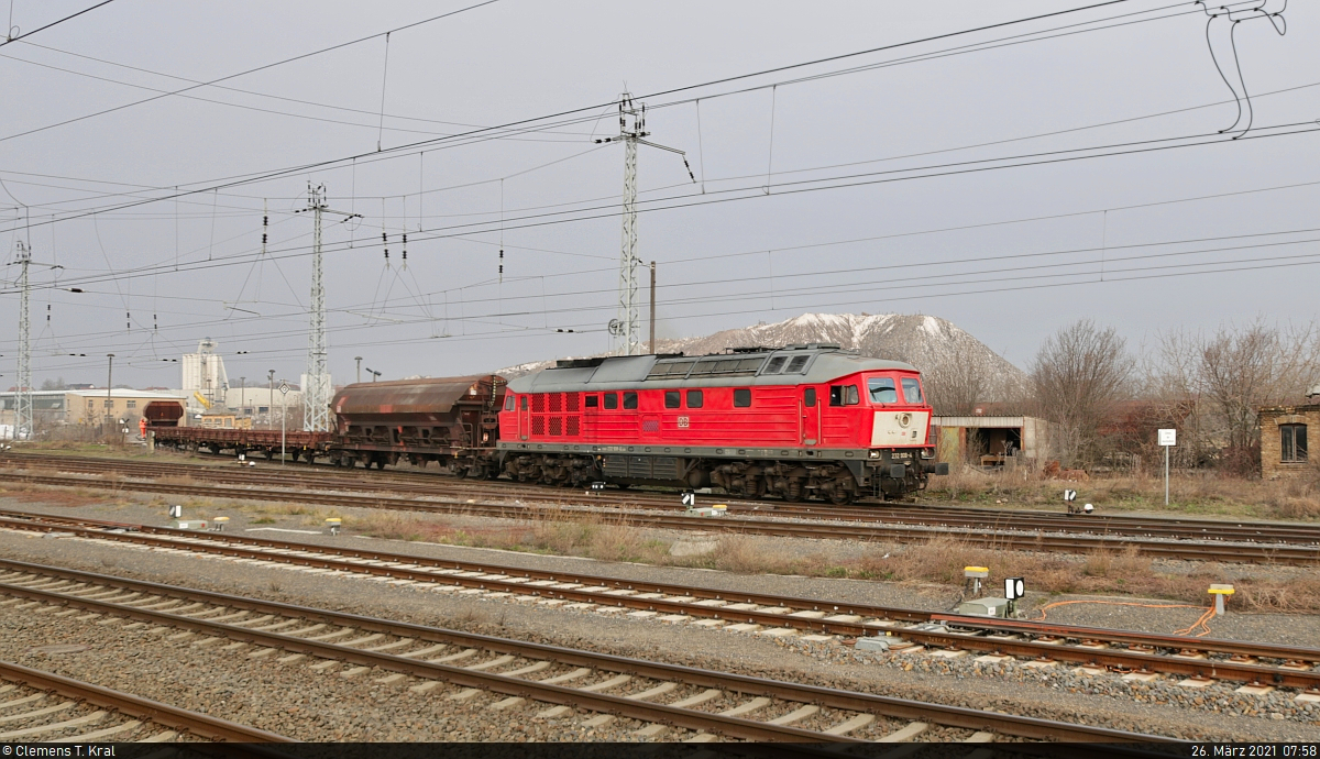 Rangieren mit der 232 908-4 in Teutschenthal

Zurück aus dem Anschlussgleis des Schotterwerks kommt die Lok nun zusätzlich mit vier zweiachsigen Flachwagen der Gattung  Rs  und einem Schüttgutwagen der Gattung  Fcs-x <sup>092</sup>  (21 80 6453 085-8 D-DB) gefahren.
Aufgenommen von der Reichsbahnstraße.

🧰 DB Cargo
🚩 Bahnstrecke Halle–Hann. Münden (KBS 590)
🕓 26.3.2021 | 7:58 Uhr