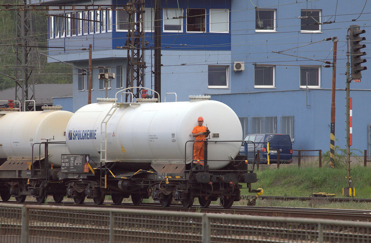Rangieren in Usti nad Labem zapad, Kesselwagen, hier ist ein großes Chemiewerk  Spolchemie  26.04.2019 17:09 Uhr.