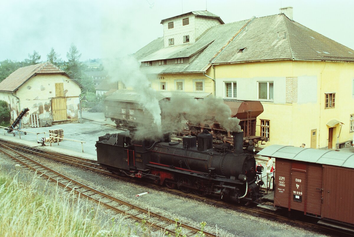 Rangieren vor dem Bahnhof Groß-Gerungs, Waldviertelbahn.
Datum: 20.08.1984