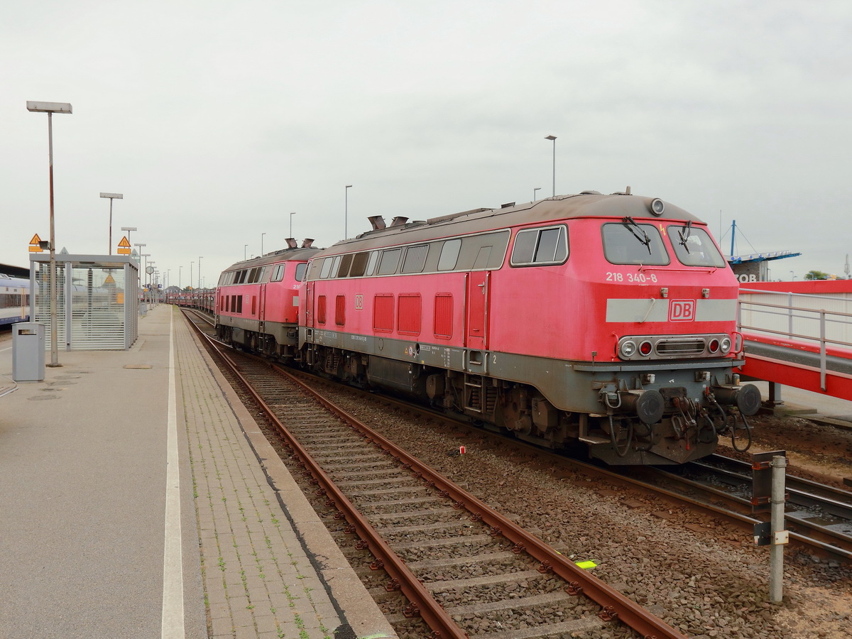 Rangierfahrt von 218 340-8 mit 218 379-6 am 18. August 2015 zur Vorbereitung des Sylt Shuttle AS 1433 im Bahnhof Westerland (Sylt) – Weesterlön (Söl).