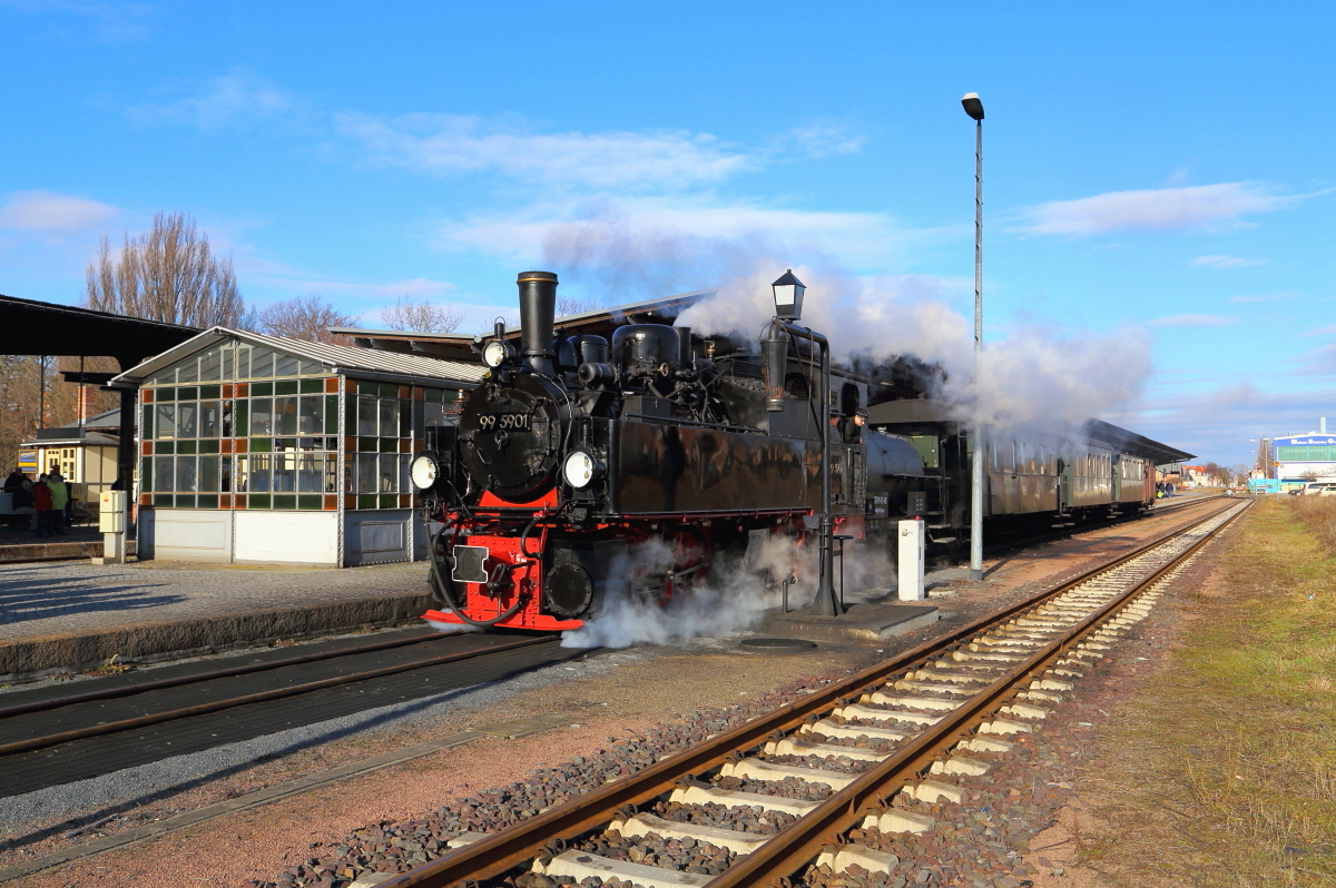 Rangierfahrt von 99 5901 mit IG HSB-Sonder-PmG  von Gleis 1 auf Gleis 2, am Nachmittag des 26.02.2017 im Bahnhof Quedlinburg. (Bild 1) Das Manöver ist notwendig, um Platz für einen Plantriebwagen zu machen, der in Kürze, aus Gernrode kommend, hier einlaufen wird.