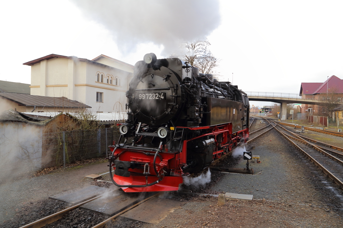 Rangierfahrt von 99 7232 am Mittag des 25.02.2017 im Bahnhof Nordhausen Nord. (Bild 2): Um in`s Bw zu gelangen, muß die Maschine jetzt zunächst auf Gleis 1 umsetzen, da nur von dort die Zufahrt zu selbigem möglich ist.