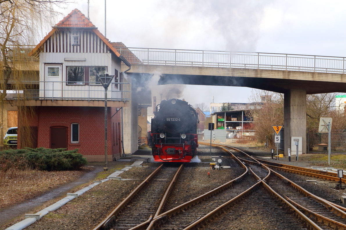 Rangierfahrt von 99 7232 am Mittag des 25.02.2017 im Bahnhof Nordhausen Nord. (Bild 4): Hier passiert die Lok, auf ihrer Fahrt in`s Bw gerade das Stellwerk des Bahnhofes. Dieses ist allerdings nicht nur für die hiesigen Gleisanlagen verantwortlich, vielmehr wird von hier aus der gesamte südliche und östliche Teil des HSB-Netzes gesteuert.