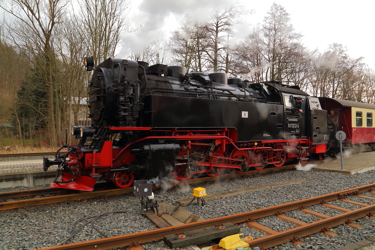 Rangierfahrt von 99 7232 mit IG HSB-Sonder-PmG am Nachmittag des 25.02.2017 im Bahnhof Ilfeld. (Bild1) Zunächst wird der Zug aus Gleis 1 gezogen.