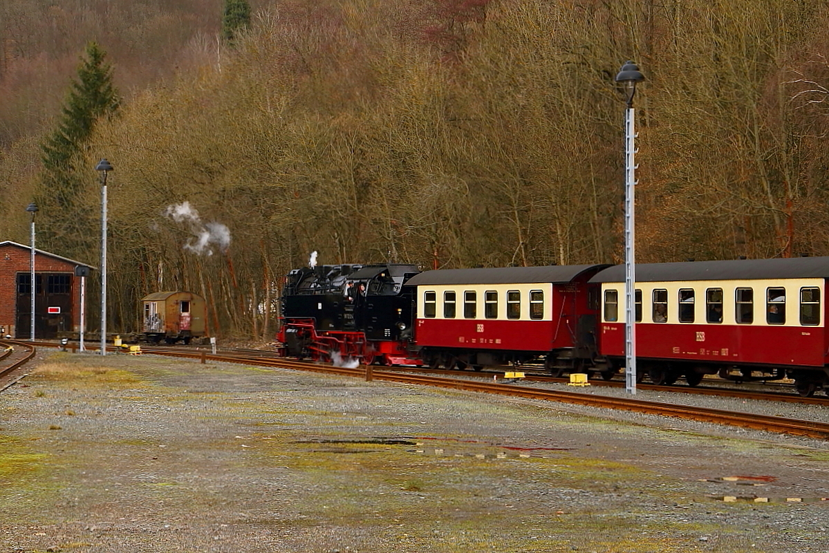 Rangierfahrt von 99 7232 mit IG HSB-Sonder-PmG am Nachmittag des 25.02.2017 im Bahnhof Ilfeld. (Bild 2) Nachdem der Zug Gleis 1 verlassen hat, wird er nun in Gleis 2 gedrückt. Der Packwagen links hat wohl auch schon bessere Zeiten gesehen! ;-)