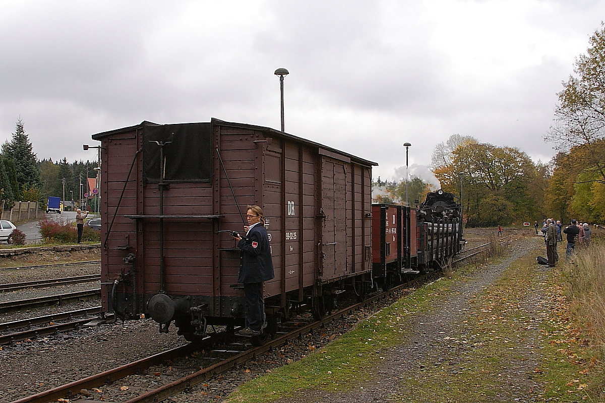 Rangierfahrt am 20.10.2013 im Bahnhof Elend. Geschoben von 99 7247, fährt die zu sehende Gütereinheit, welche zu einem Sonder-PmG der IG HSB gehört, auf`s Abstellgleis, um den vorderen Wagen hier zu  parken .