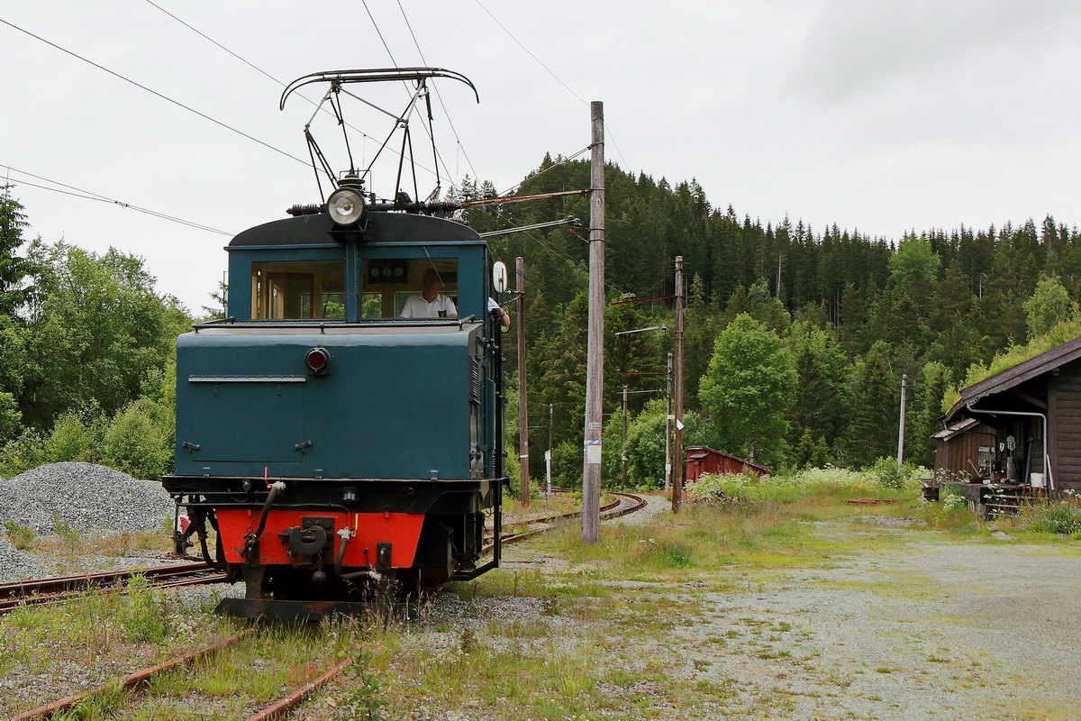 Rangierfahrt am 23. Juni 2022 im Bahnhof von  SVORKMO.
