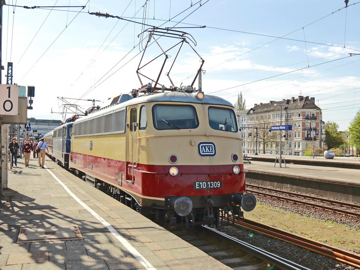 Rangierfahrt E 10 1309 (9180 6 113 309-9 D-Train) im Bahnhof  Hamburg Altona am 22 April 2018.