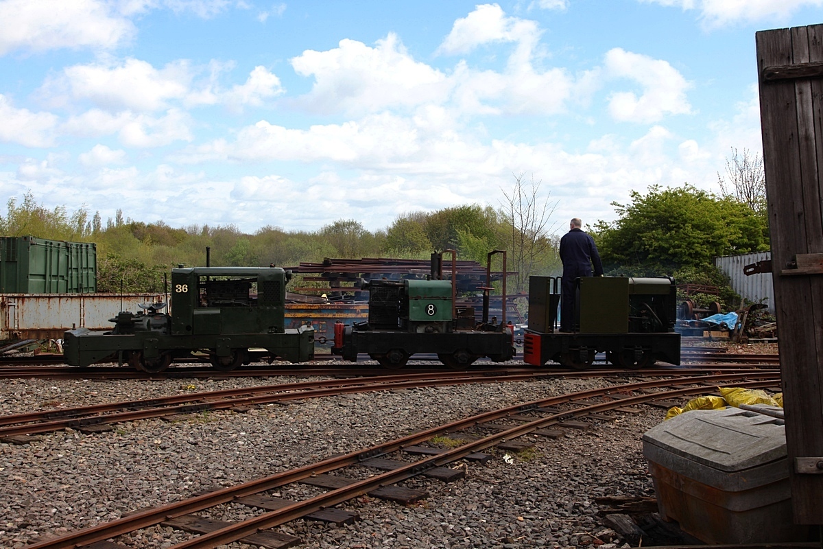 Rangierfahrt im Gelände an der Station Becconsall am 02.05.2018. Gezogen von Nr.21 (Hunslet Engine Co, Bauj. 1939, Fabr.-Nr. 1963) werden Nr.32 (Motor Rail Ltd, Bauj. 1963, Fabr.-Nr. 11246) und Nr.36 (Ruston & Hornsby Ltd, Bauj. 1953, Fabr.-Nr. 339105)