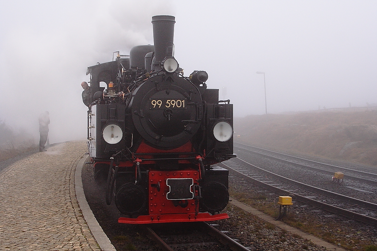 Rangierfahrt im Nebel! Nachdem 99 5901 am Abend des 18.10.2013 im Brockenbahnhof umgesetzt hat, f�hrt sie jetzt wieder von der anderen Seite an ihren Sonderzug der IG HSB heran, um diesen f�r die R�ckfahrt nach Wernigerode zu �bernehmen, welche wenige Minuten sp�ter erfolgt.