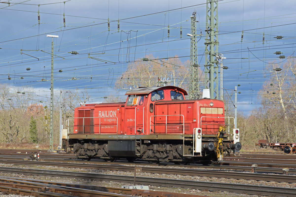 Rangierlok 294 854-5 durchfährt den badischen Bahnhof. Die Aufnahme stammt vom 10.01.2020.