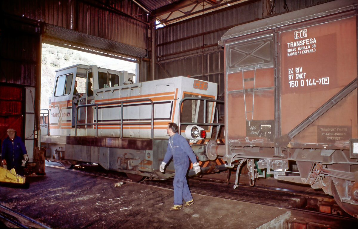 Rangierlok 3 der spanischen Transfesa im Jahr 1983 beim Verschieben von Güterwagen zum Wechseln der Radsätze von der französischen Normalspur in die iberische Breitspur oder umgekehrt in der Umspuranlage im französischen Grenzort Cerbère. 