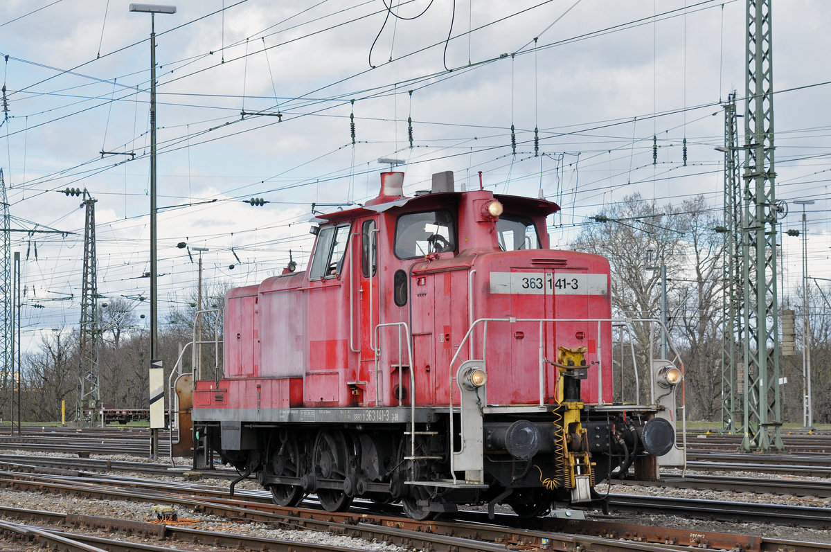 Rangierlok 363 141-3 rangiert beim Badischen Bahnhof. Die Aufnahme stammt vom 16.03.2018.