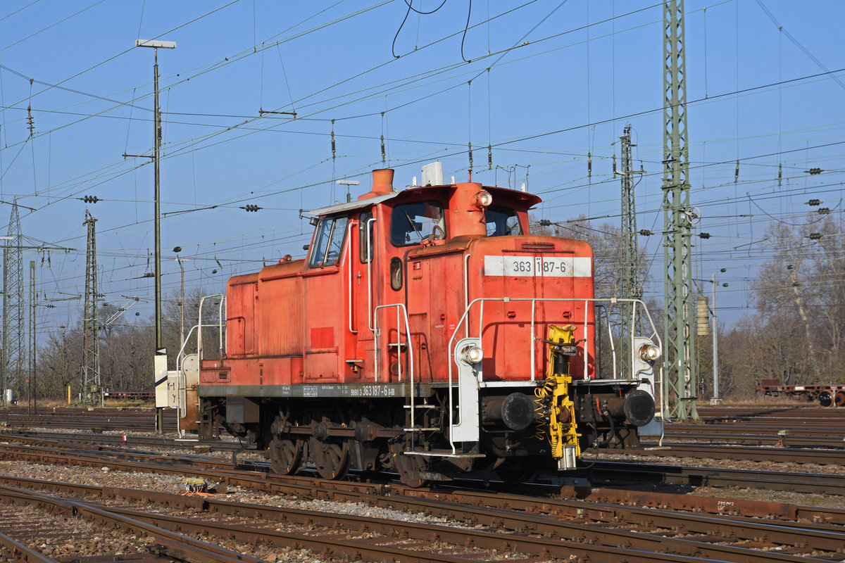 Rangierlok 363 187-6 durchfährt den badischen Bahnhof. Die Aufnahme stammt vom 23.01.2020.