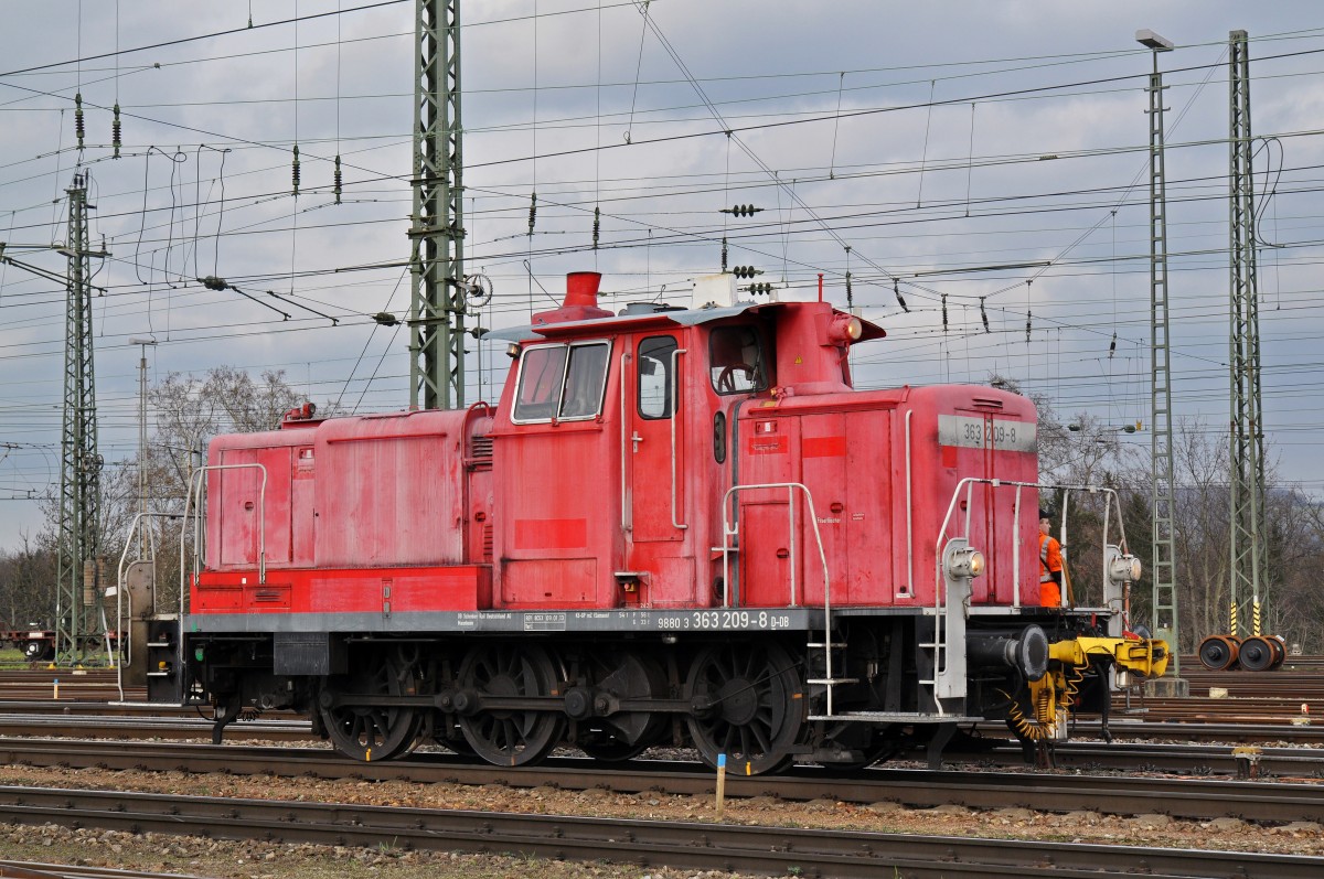 Rangierlok 363 209-8 rangiert beim Badischen Bahnhof. Die Aufnahme stammt vom 18.02.2016.