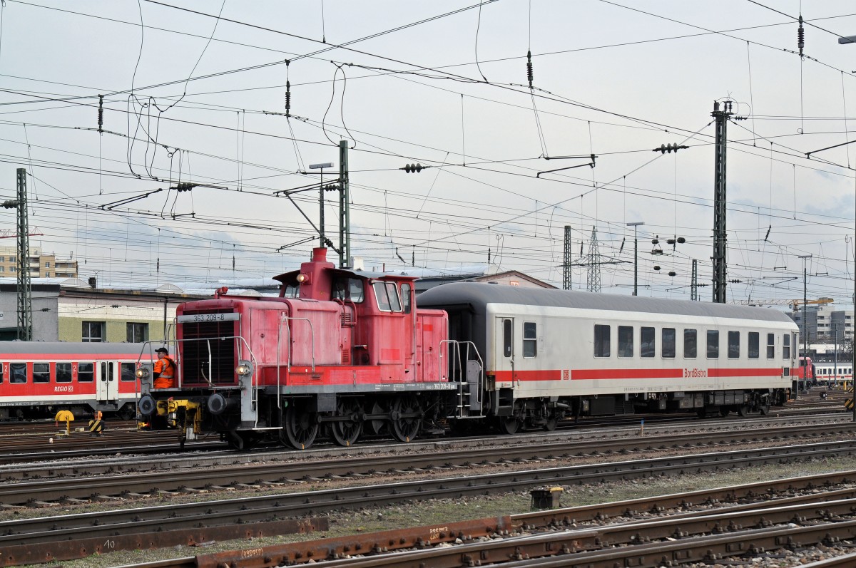 Rangierlok 363 209-8 rangiert den Bord Bistro Wagen 91 719-2 am Badischen Bahnhof. Die Aufnahme stammt vom 18.02.2016.