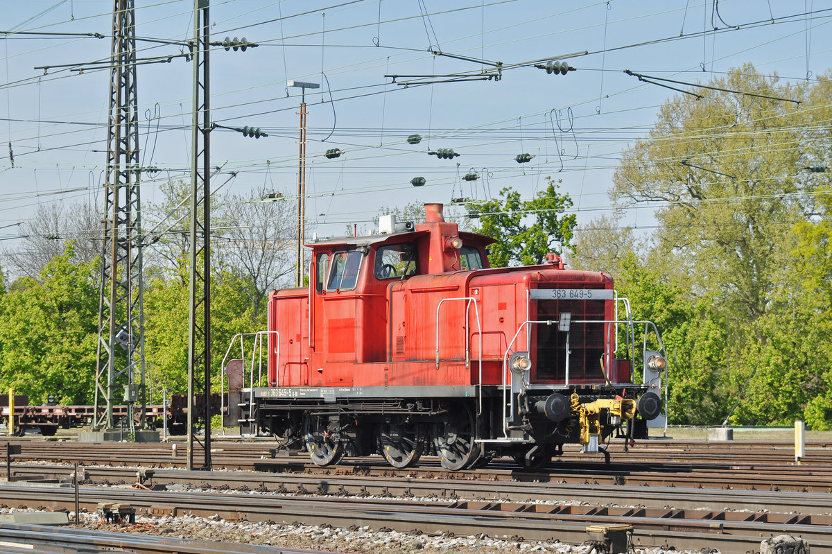 Rangierlok 363 649-5 rangiert beim Badischen Bahnhof. Die Aufnahme stammt vom 24.04.2017.
