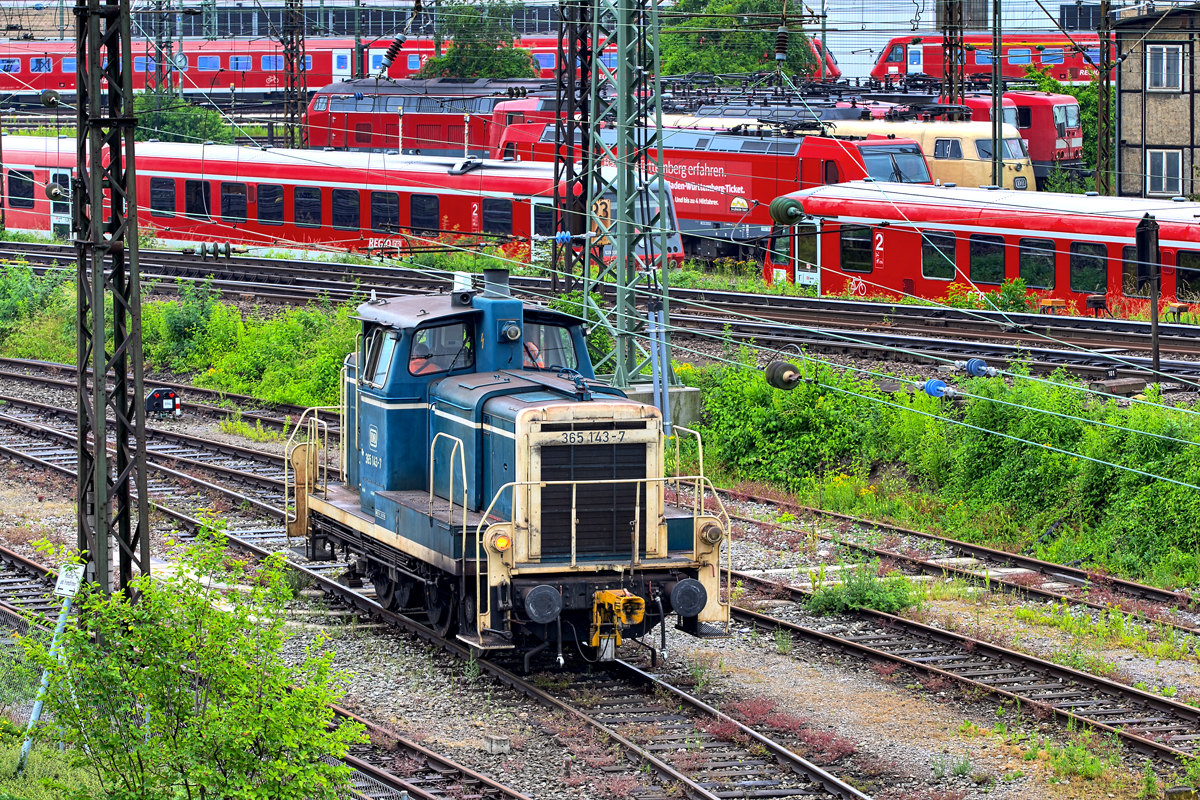 Rangierlok 365 143-7 befindet sich im Bahnhof Ulm in Warteposition.Bild vom 15.6.2015