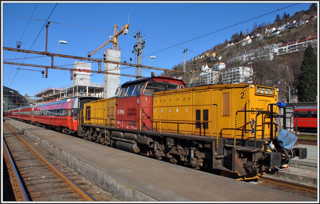 Rangierlok Di 8.705 Berging Jernbane in Bergen. (15.03.2015) 