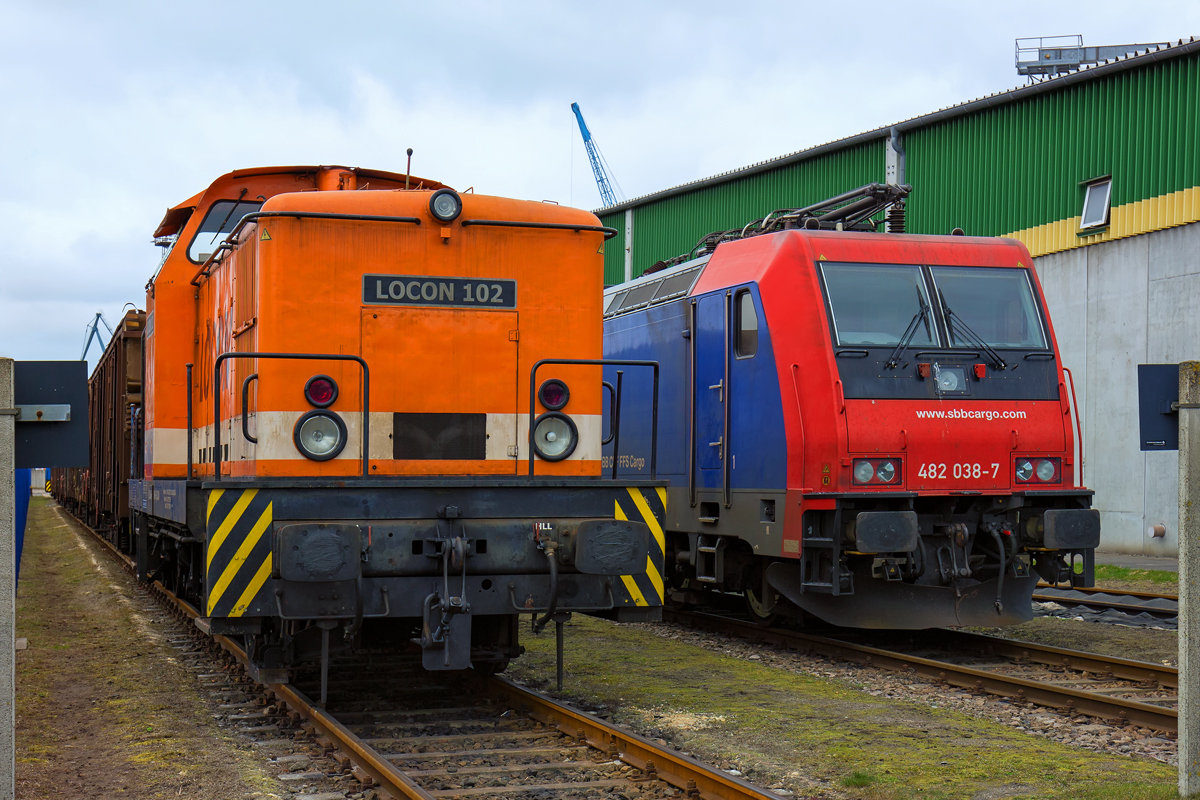 Rangierlok Locon 102 (BR 346) und SBB
Cargo Zuglok (BR 482) im Anschluss des Hafen's in Stralsund. - 23.03.2016 - Aufgenommen von der Strasse  An der Hafenbahn  durch das Tor der SWS Seehafen Stralsund GmbH.
