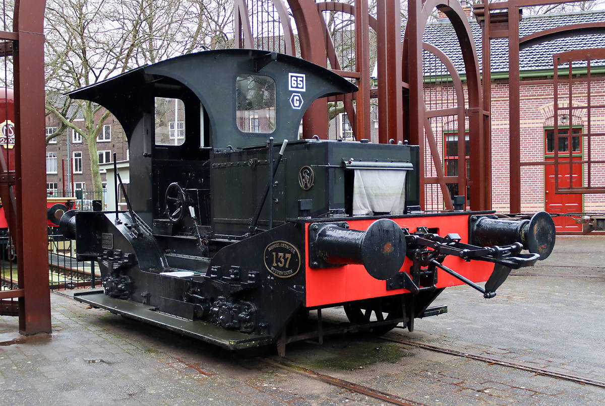 Rangierlok mit spezieller Form im Nederlands Spoorwegen Museum in Utrecht. Utrecht, 7.3.2023